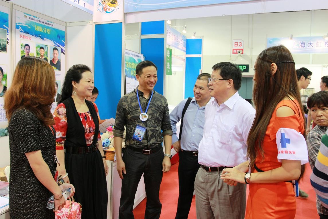 上海市水产办公室主任梁伟泉大赞公司攀世水族宠物健康中心团队连年受热捧